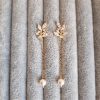 Aude - Boucles d'oreilles chaînes longues feuilles plaqué Or avec perles Swarovski