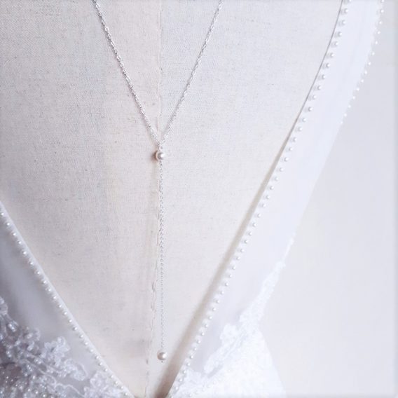 Lou – Collier de dos mariage minimaliste et moderne avec perles Swarovski