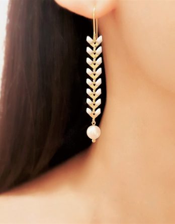 Louane - Boucles d'oreilles hypoallergénique feuille laurier émaillée blanche avec perles Swarovski