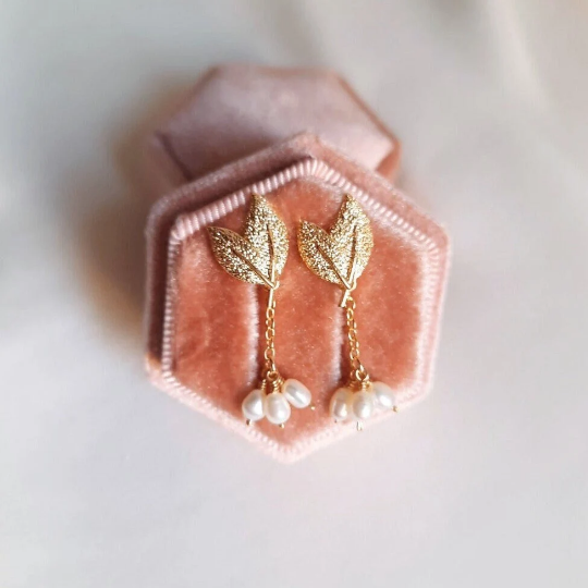 Solenn - Boucles d'oreilles feuilles plaqué Or avec perles naturelles pour mariage champêtre
