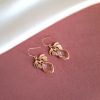 Thea - Boucles d'oreilles mariage hypoallergénique pendantes feuilles et gouttes cristaux